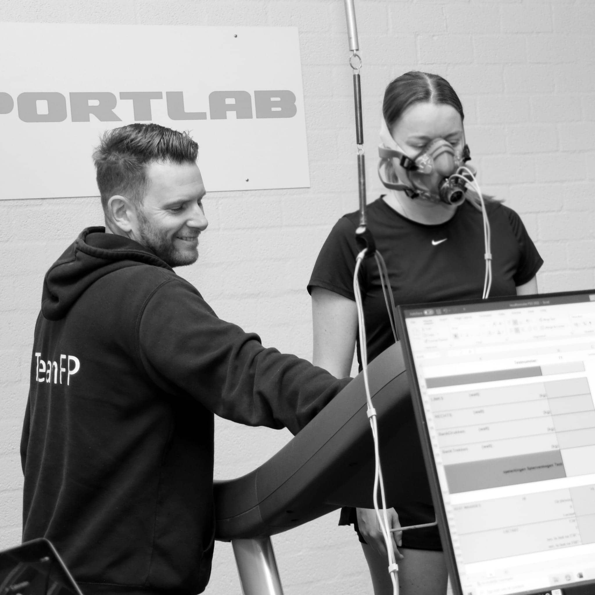 Sportonderzoek met ademgasmasker op de loopband in het SportLab