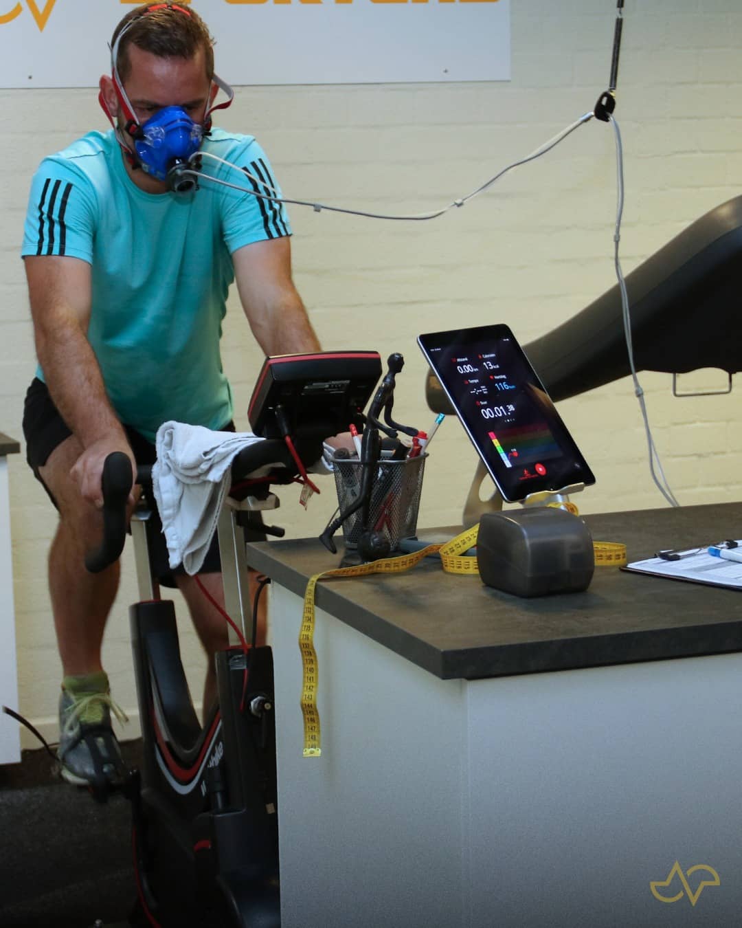 Sportonderzoek bij FIT Partners in Deurne: fietstest met ademgasmasker, met de meetwaarden live op het scherm